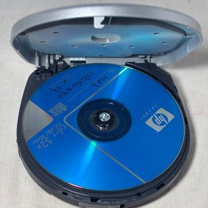 Lote de Juguetes: Peluches, Pistolas, Reproductor CD Panasonic y Más - imagen 4