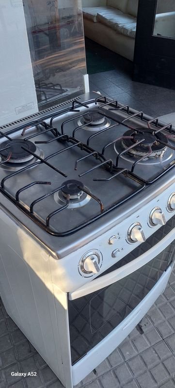 Cocina de gas con horno y ventillo en excelente estado - imagen 5