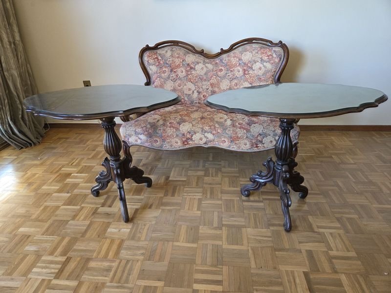 Lote siguiente: Mesas laterales victorianas con tapa de vidrio