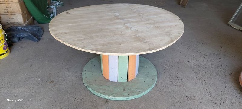 Lote siguiente: Mesa de carretel en madera con diseño colorido