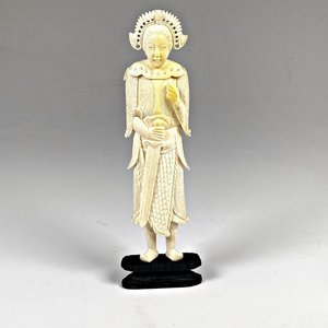 Lote anterior: Talla de Marfil: Dama Guerrera con Armadura y Corona