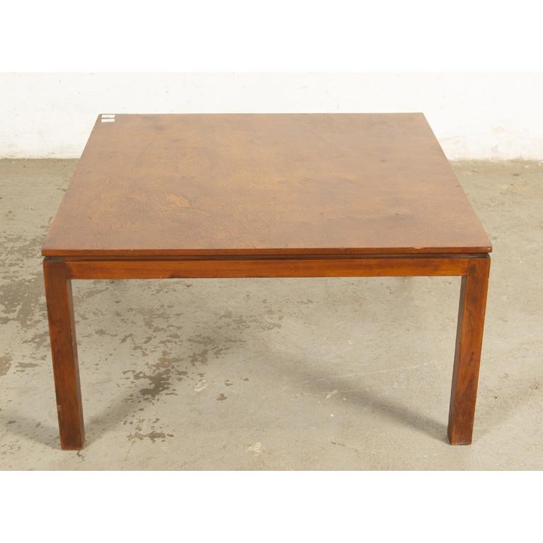 Mesa Ratona Cuadrada de Madera con Detalles en Lustre