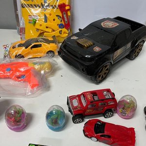 Lote de Juguetes Varios: Camionetas, Muñecas y Accesorios - imagen 6