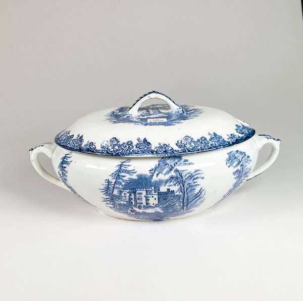 Lote siguiente: Sopera de loza inglesa decorada con tapa, 36 x 21 cm