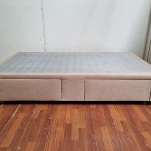 Lote siguiente: Sommier Tapizado Beige y Gris con 2 Cajones