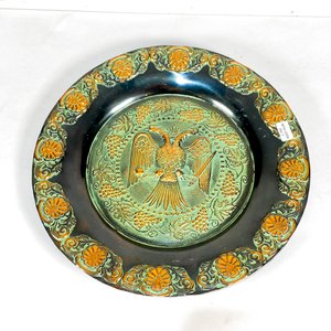 Tres Platos Decorativos Repujados en Bronce y Cobre - imagen 4