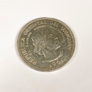 Moneda de Plata "El Gaucho" Homenaje al Héroe Nacional - Uruguay 1961 - imagen 2