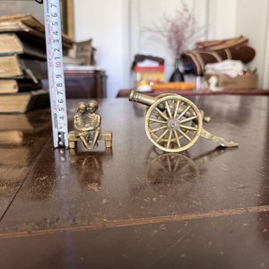 Pareja Sentada en Banco y Cañón a Escala Antiguo en Bronce - imagen 7