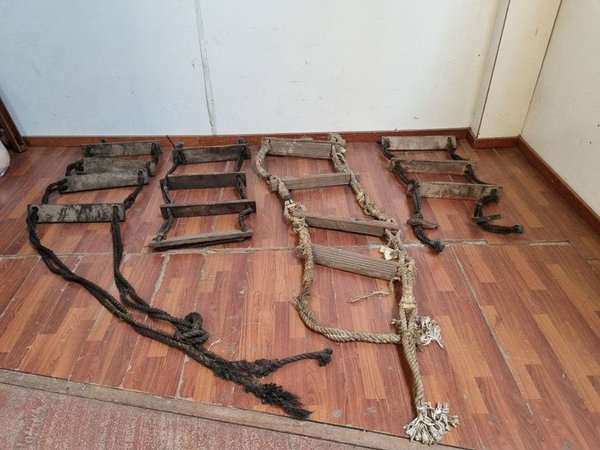 Antiguas Escaleras de Cuerda Marina con Peldaños de Madera