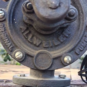 Lámpara de mesa artesanal de estilo rústico La base está compuesta por un robusto medio tronco de madera noble con su corteza natural texturizada, sobre el cual se monta el cuerpo principal de una antigua bomba de agua manual giratorio de hierro fundido No. 2 Allwilen Original Pumpe. Incorpora detalles de fontanería vintage como cañerías de hierro y una canilla de bronce decorativo en el eje. En Muy bueno estado de Conservación. Medidas Sin pantalla: Alto 72 cm - Base Largo 33 cm - imagen 7