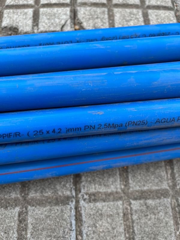 Tuberías de metal azul para industria - imagen 3