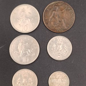 Lote siguiente: Lote de 6 monedas de Gran Bretaña: 1 Penny 1920, 6p 1960, 5p 1969/1970, 10p 1968/1974