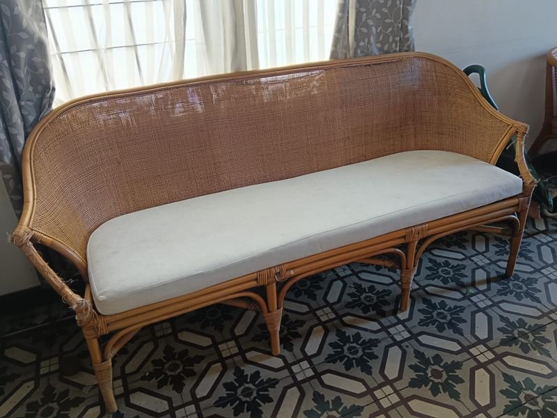 Lote anterior: Sofá de mimbre con detalles, excelente condición