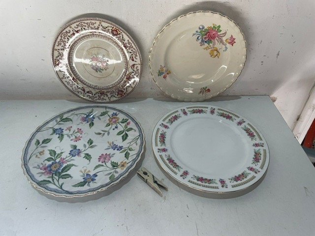 Lote siguiente: Platos antiguos de porcelana con diseño floral