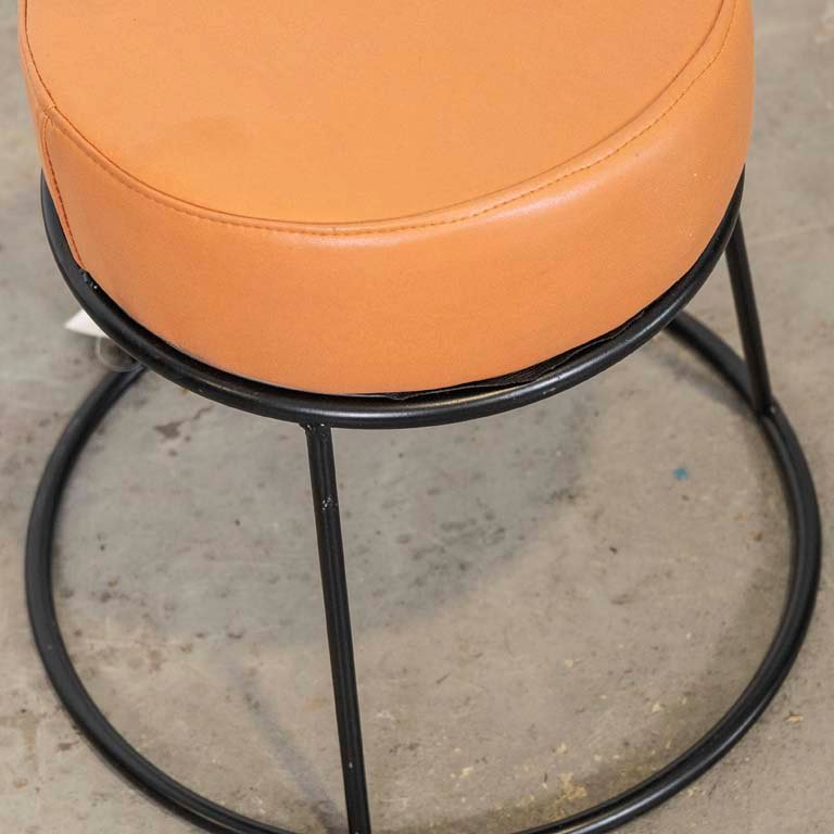 Banqueta circular con asiento de cuero y base de hierro - imagen 2