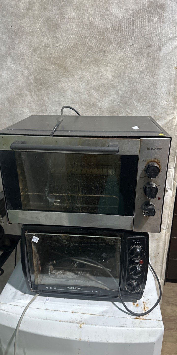 Dos Hornos Eléctricos Pequeños