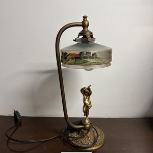 Lámpara de mesa antigua con figura de querubín y paisaje pintado - imagen 2