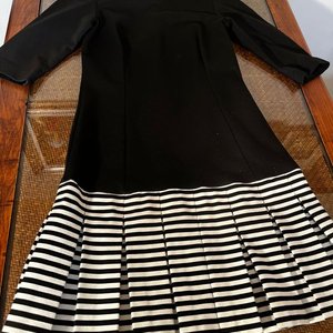 Vestido Negro con Falda Tableada Rayada Blanco y Negro Talle S - imagen 5