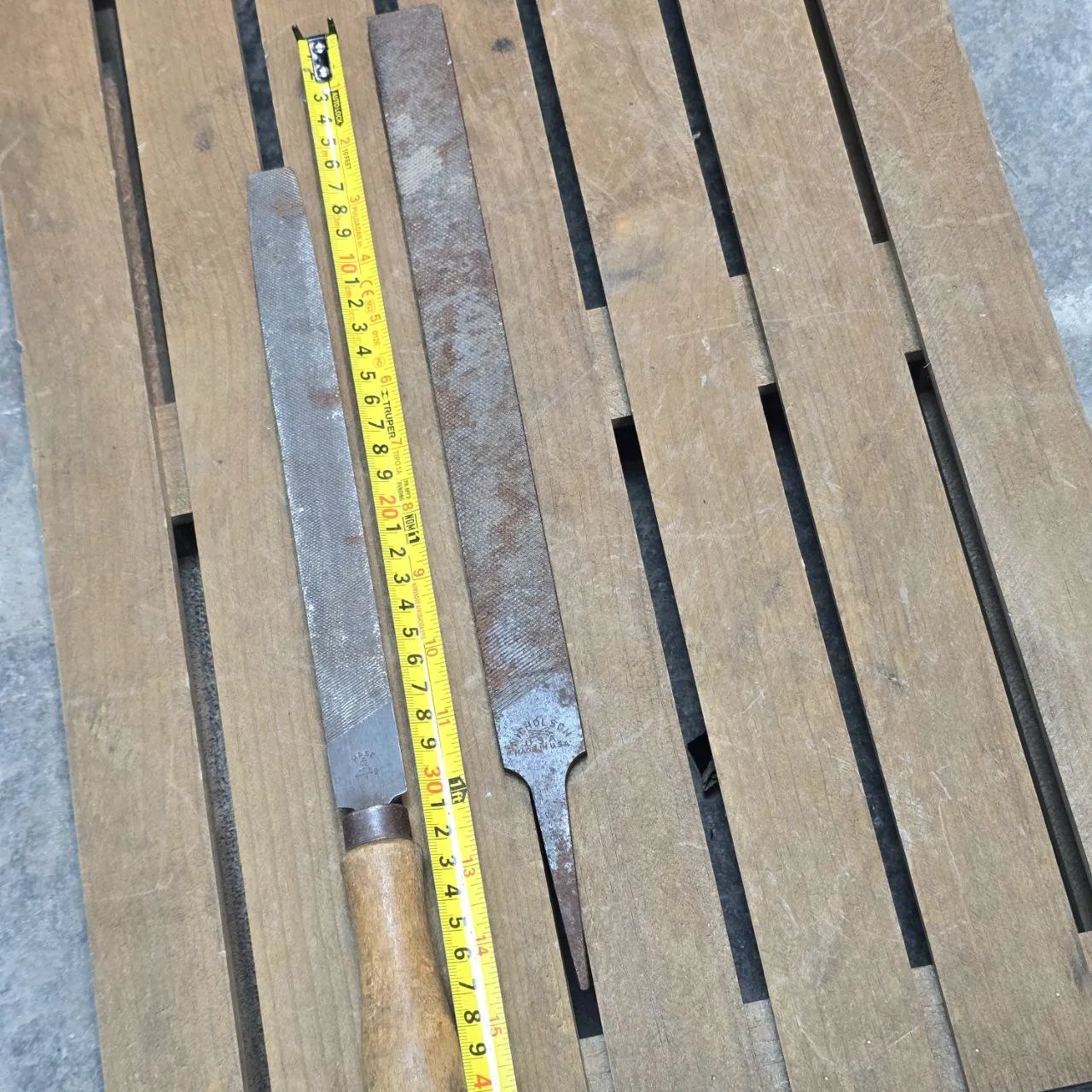 Herramientas de metal y madera para trabajo - imagen 4