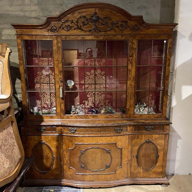 Lote siguiente: Aparador cristalero de estilo tradicional con interior tapizado y puertas de vidrio