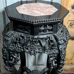 Mesa Pedestal Octogonal de Madera Negra con Tapa de Mármol Rosa - imagen 2