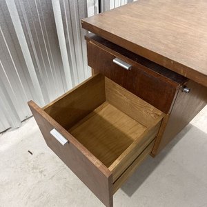 Escritorio de Madera Oscura con Cajonera Metálica y Tiradores - imagen 4