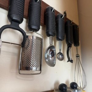 Colgador de Pared de Madera con Utensilios de Cocina - imagen 3