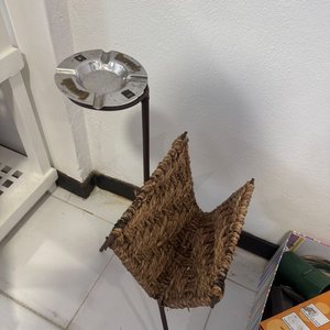 Revistero de mimbre con cenicero metálico - imagen 2