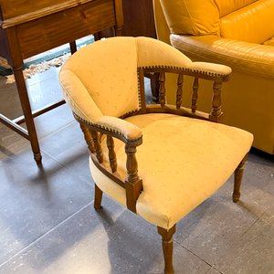 Lote anterior: Sillón de Estilo Francés Tapizado en Tela Amarilla con Detalles