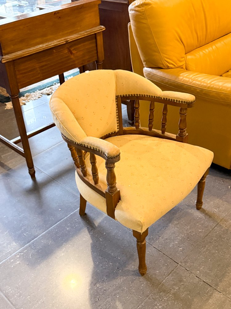 Sillón de Estilo Francés Tapizado en Tela Amarilla con Detalles