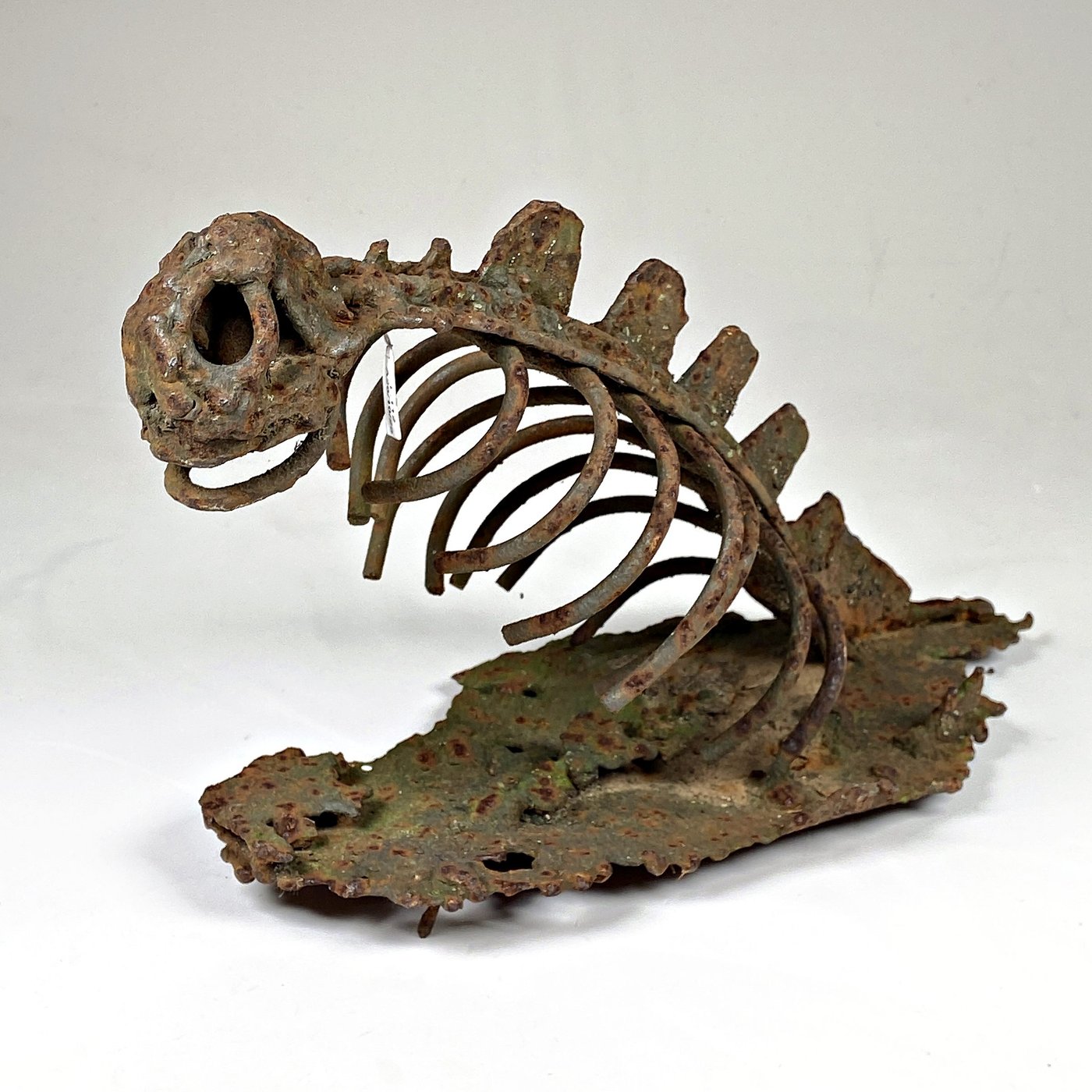 Escultura de Hierro: Esqueleto de Animal Estilizado