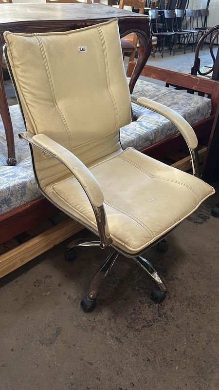 Lote anterior: Silla de escritorio blanca en buen estado