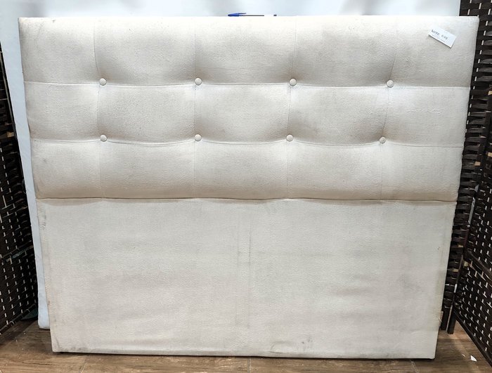 Lote siguiente: Respaldo de cama beige con capitoneado en tela, excelente estado