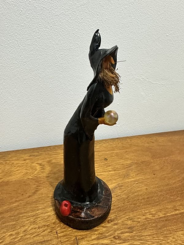 Estatuilla Resina Hechisera Agatha - Figurita de Bruja con Báculo - imagen 5