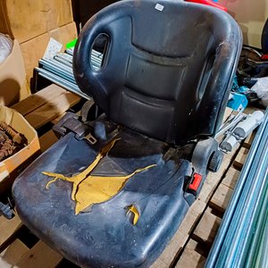 Asiento de Elevador Usado con Desgaste - imagen 3