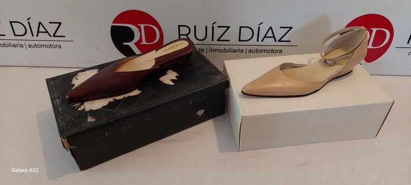 Lote siguiente: Zapatillas de cuero marrón