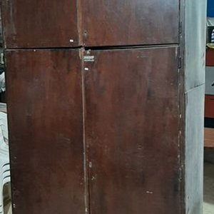Lote anterior: Placard Enchapado de Madera Oscura, 4 Puertas y 3 Cajones Internos