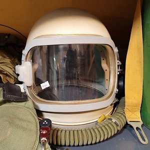 Casco Soviético Presurizado GSH-6 para Vuelos Estratosféricos con Contenedor Original - imagen 1