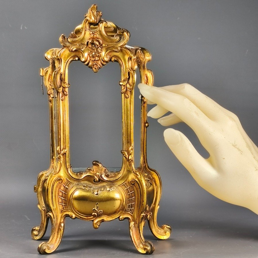 Vitrina de Bronce con Diseño Ornamental - imagen 2