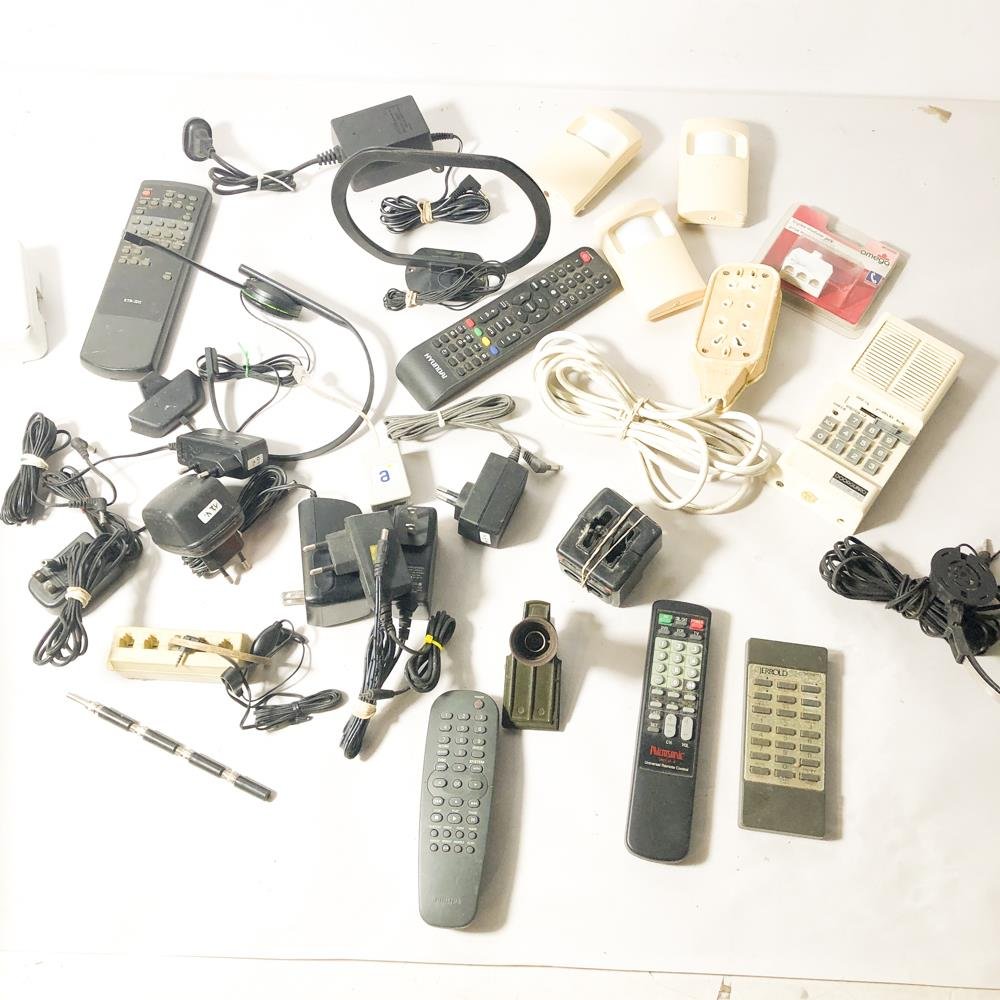 Lote de Controles Remotos y Adaptadores de Audio