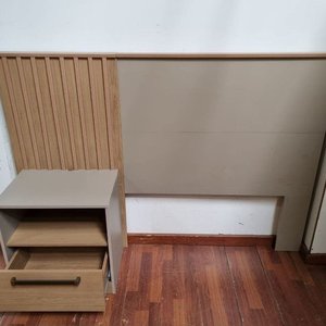 Respaldo de Cama y Mesa de Luz Combinado Madera y Beige - imagen 2