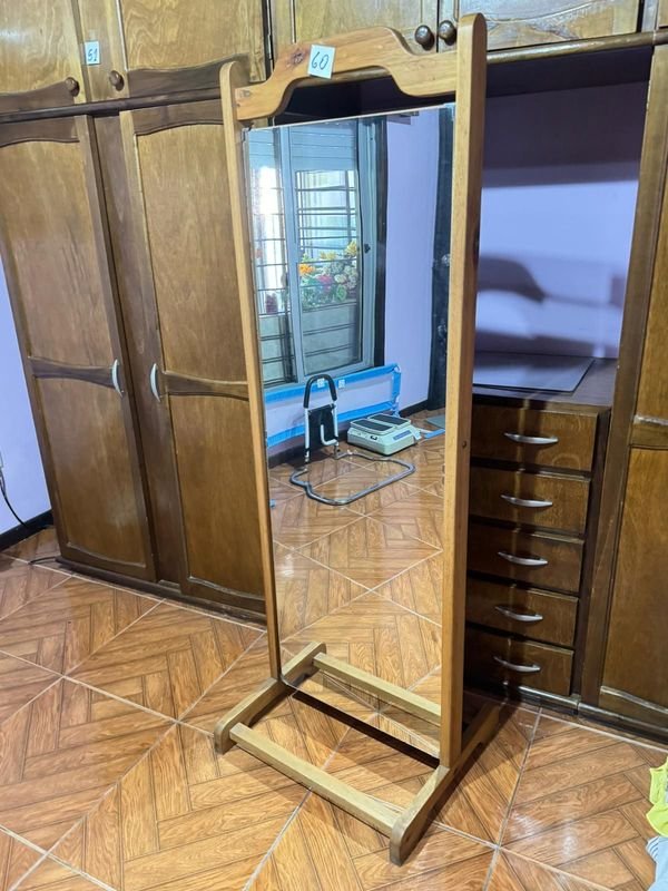 Lote siguiente: Espejo vertical de pie con marco de madera