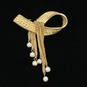 Dos Prendedores Dorados Estilo Lazo con Cadenas, Perlas y Piedras - imagen 4