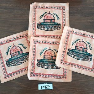 Lote de Souvenirs de Viaje: 2 Platos de Bronce y 4 Paños con Estampas de India y Medio Oriente - imagen 4