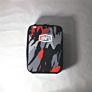 Lote siguiente: Neceser 100% con Diseño Camuflado Negro, Rojo y Gris