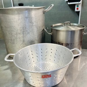 Lote anterior: Olla Grande de Aluminio con Tapa, Colador y Olla Ozti de Acero Inoxidable