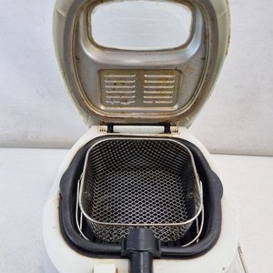 L 343 - Práctica freidora eléctrica marca Punktal con canasto interno y control de temperatura (Funciona) - imagen 4