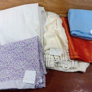 Lote de Cortinas y Telas: Voile Crudo, Baño, Viyela y Polar - imagen 3
