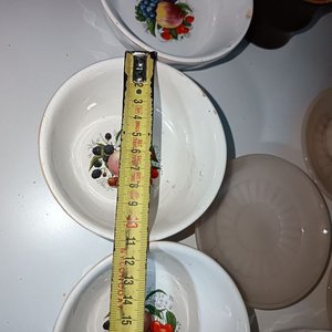 Lote de Vajilla: Jarra Marrón, Tazas, Platos y Cuencos Decorados - imagen 6