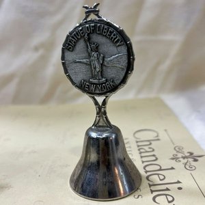 Lote de 2 Campanas: Cencerro Antiguo de Bronce y Campana Souvenir Estatua de la Libertad - imagen 3